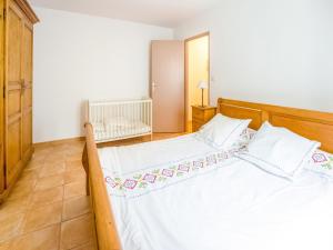 a bedroom with a large bed with white sheets at Montclus Charm Views & Calm in Montclus