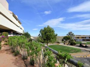 uitzicht op de binnenplaats van een gebouw met planten bij Belvilla by OYO Valle del Este in El Esparragal