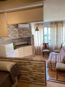 a room with a bed and a kitchen and a living room at Promar Playa 255 in La Pineda