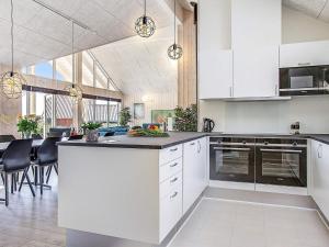Η κουζίνα ή μικρή κουζίνα στο Luxury Retreat by Hvidbjerg Beach - By Traum Ferienwohnungen