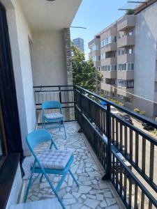 ブカレストにあるLovely Apartment in Villa in Bucharestの- 建物の景色を望むバルコニー(椅子2脚付)