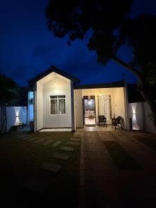 Secure & Quiet Gated Retreat في جا-إلا: اطلالة ليلية على منزل مع فناء