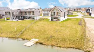 une vue aérienne d'une grande maison sur un terrain en herbe dans l'établissement Serendipity BR12 Silverlake Warmwell Dorset, à Dorchester