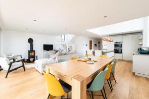 Il dispose d'une cuisine et d'un salon avec une table et des chaises en bois. dans l'établissement Serendipity BR12 Silverlake Warmwell Dorset, à Dorchester