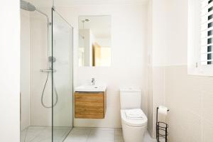 une salle de bain avec toilettes, lavabo et douche dans l'établissement Jurassic BR26 Silverlake Dorset, à Warmwell 19 autres photos