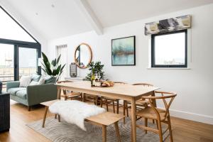 une salle à manger avec une table et des chaises dans l'établissement Jurassic BR26 Silverlake Dorset, à Warmwell