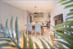 une cuisine et une salle à manger avec une table et des chaises dans l'établissement Patagonia Queen, à Concepción 2 autres photos