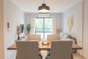 une salle à manger avec une table et des chaises en bois dans l'établissement Patagonia Queen, à Concepción