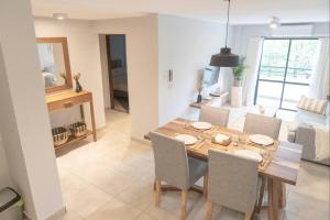 une salle à manger et un salon avec une table et des chaises dans l'établissement Patagonia Queen, à Concepción