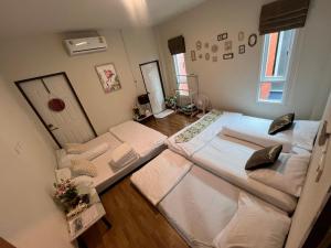Habitación con 2 camas en una habitación con: en The Oxygenhomestay @hatyai, en Songkhla