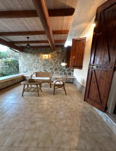 un salon avec deux bancs et une table dans l'établissement Casa Vacanze Margherita, à Stintino