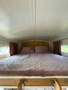 En eller flere senge i et værelse på Anniksson Nature Private Tiny Home