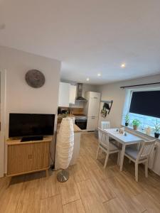 Η κουζίνα ή μικρή κουζίνα στο Ferienwohnung See Glück