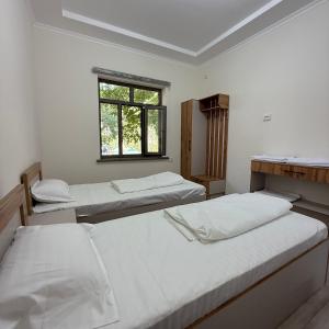 Postel nebo postele na pokoji v ubytování Nurata Ecotourism Guesthouse