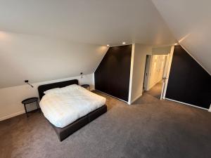 En eller flere senge i et værelse på The Farm Cottage