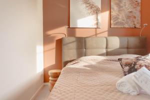 a bedroom with a bed with a headboard at Beachvilla Royaal met Sauna - 10 personen in Holle Poarte