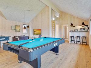 une table de billard au milieu d'une pièce dans l'établissement Luxury Retreat with Pool - By Traum Ferienwohnungen, à Grenå