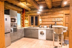 Kuchyň nebo kuchyňský kout v ubytování Chalet Harmony, Liézey - Gérardmer 9p - Spa