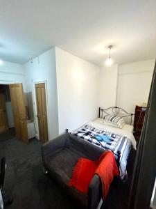a bedroom with a bed in a room at EGHAM LOVELY STUDIO SELF CONTAINED 2 mins station in Egham