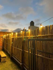 La PorteñaにあるHermoso Departamento a Mts de La Playaの木塀