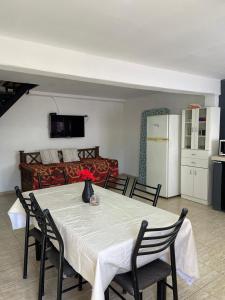 La PorteñaにあるHermoso Departamento a Mts de La Playaのダイニングルーム(テーブル、椅子、ソファ付)