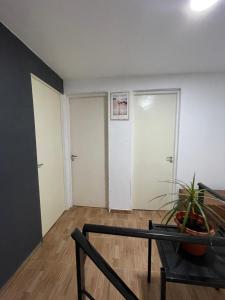 La PorteñaにあるHermoso Departamento a Mts de La Playaの空きリビングルーム(テーブル、ドア付) +2枚の写真