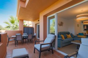 salon z kanapą, stołem i krzesłami w obiekcie Appartement La Casa Soleada Mar Menor Golf & Padel Resort w mieście Torre-Pacheco
