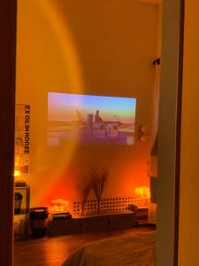 TV a/nebo společenská místnost v ubytování Nhà Cam Homestay Vĩnh Long