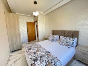 a bedroom with a large bed in a room at Yaluna Appart'hôtel & Restaurant in Tangier