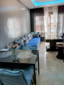 Ruang duduk di Beachside Apartment