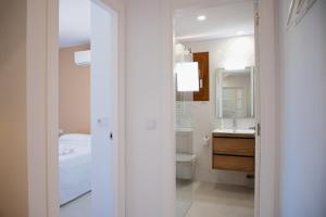Un baño blanco con lavabo e inodoro. en Villa Casa Calonge, en Calonge 17 fotos más