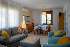 una sala de estar con un sofá y una mesa en Villa Casa Calonge, en Calonge