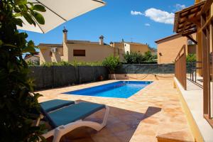 una piscina en el patio trasero de una casa en Villa Casa Calonge, en Calonge