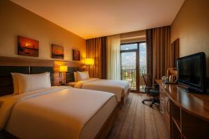 Una habitación de hotel con dos camas y un televisor. en Dosso Dossi Hotels & SPA Golden Horn, en Estambul