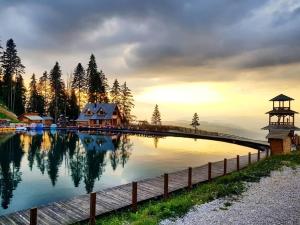 Gornje PaleにあるHotel Planinska Kraljica Jahorina - Paleの家と灯台のある大きな水たまり