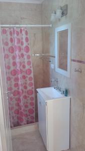 Un baño con ducha, lavabo y espejo. en Cabaña Ruca Malen, en Tandil