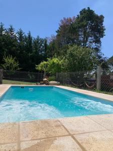 Una gran piscina azul en un patio. en Cabaña Ruca Malen, en Tandil