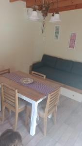 坦迪尔Cabaña zona Centinela的一张桌子和椅子,位于一个配有沙发的房间 更多6张照片