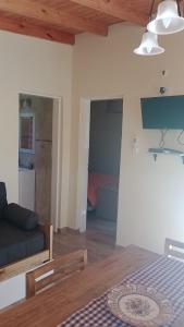 坦迪尔Cabaña zona Centinela的带床和沙发的客厅