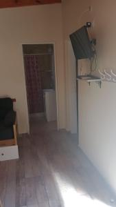 坦迪尔Cabaña zona Centinela的一间带门的客厅和一间带地板的房间