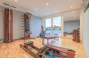 ヴァーレンにあるLeonie - Apartment in der Hafenresidenz mit Terrasse & Wellnessの- 景色を望むジム付きのフィットネスルーム +14枚の写真