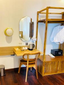 a room with a desk and a bunk bed at PARAWIYA Villa in Munduk