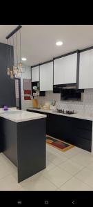 Η κουζίνα ή μικρή κουζίνα στο 3A Homestay MYRA PUTRA