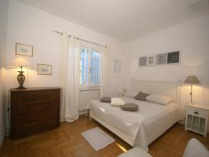 ein weißes Schlafzimmer mit einem Bett und einem Fenster in der Unterkunft Holiday Home in Var near Beaches & Pool in Saint-Tropez