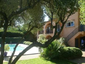 ein Haus mit einem Swimmingpool davor in der Unterkunft Holiday Home in Var near Beaches & Pool in Saint-Tropez