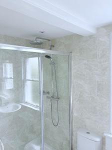 a bathroom with a shower and a toilet and a sink at Large Quiet City Centre Holiday Home in Great Pulteney St, Bath in Bath +70 photos