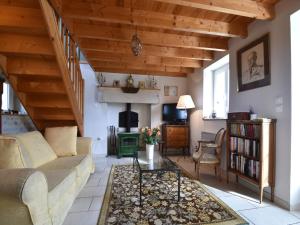 FresvilleにあるTerrace & Tranquility Homeのソファとテーブルのあるリビングルーム