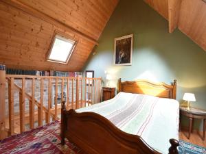 FresvilleにあるTerrace & Tranquility Homeの木製の天井のベッドルーム1室(ベッド1台付)