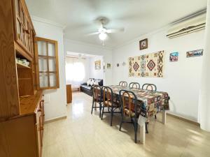 a kitchen and dining room with a table and chairs at ADA & Gran Alacant & Vacation in Gran Alacant