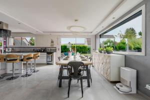 una cucina e una sala da pranzo con tavolo e sedie di Gîtes Spa Strasbourg - La Villa 14 a Furdenheim